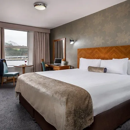 Treacys & Leisure Centre 3*