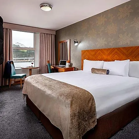 Treacys & Leisure Centre 3*