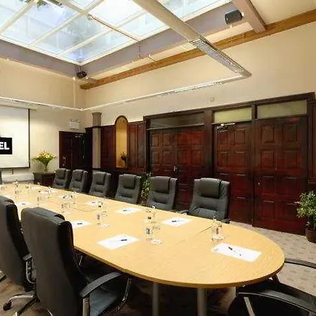 Treacys & Leisure Centre 3*