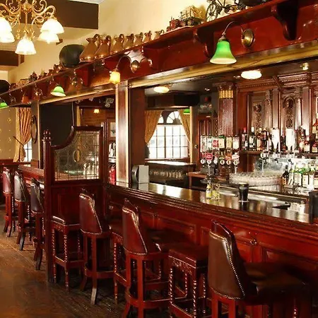 Treacys & Leisure Centre Otel