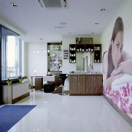 Treacys & Leisure Centre 3*