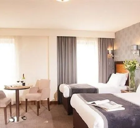 Treacys & Leisure Centre Hotel 3*