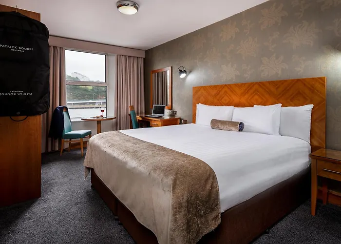 Treacys & Leisure Centre 3*