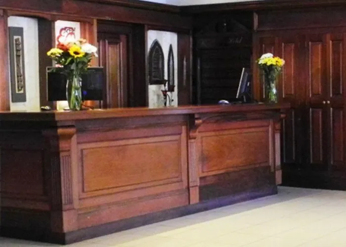 Отель Treacys & Leisure Centre 3*