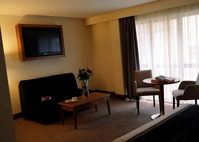 Отель Treacys & Leisure Centre 3*