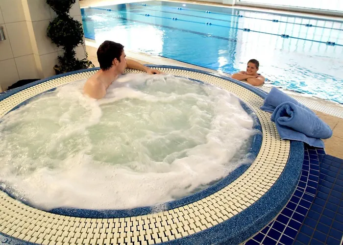 Отель Treacys & Leisure Centre Вотафорд