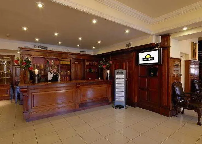 Отель Treacys & Leisure Centre