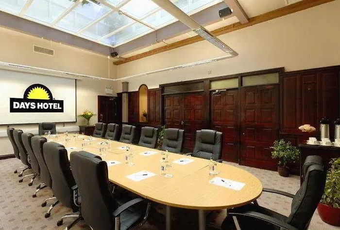 Treacys & Leisure Centre 3*