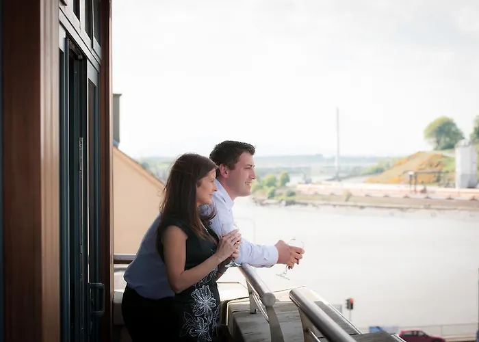 Отель Treacys & Leisure Centre