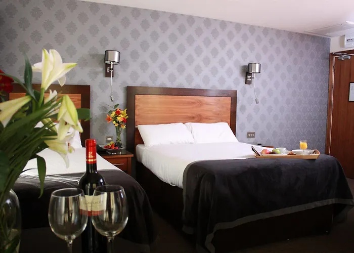 Отель Treacys & Leisure Centre Вотафорд