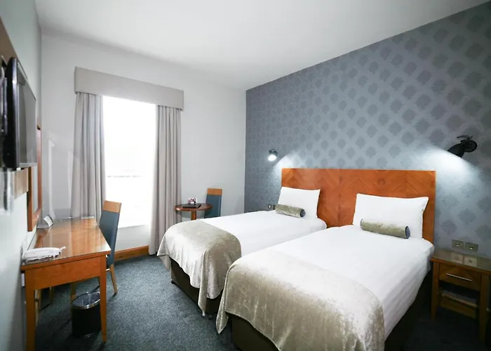 Отель Treacys & Leisure Centre 3*