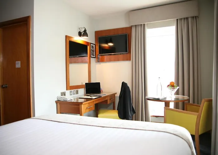 Отель Treacys & Leisure Centre 3*