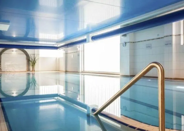 Treacys & Leisure Centre Hotel 3*