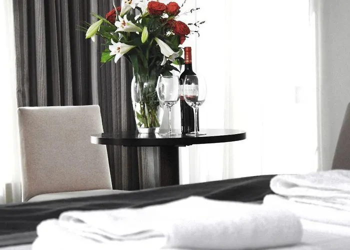 Отель Treacys & Leisure Centre Вотафорд