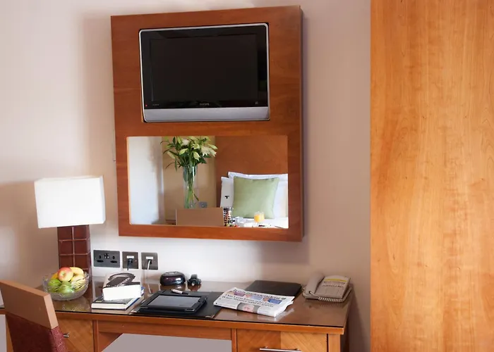 Отель Treacys & Leisure Centre