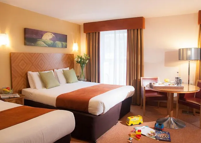 Отель Treacys & Leisure Centre Вотафорд